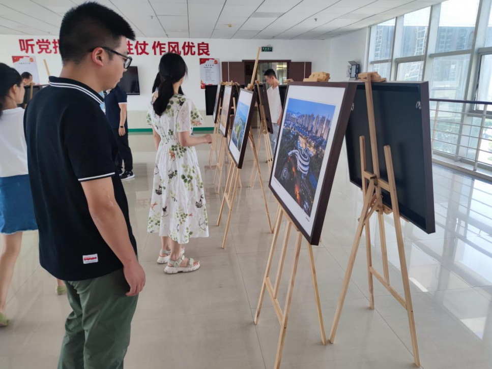 两江新区天宫殿街道“双城之美—发现天宫之美”书画摄影展开展