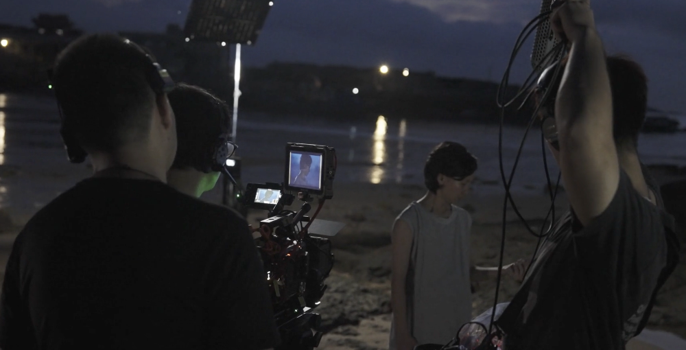 1733888653680837.png 《无辜的肉》海边拍摄现场效果.png