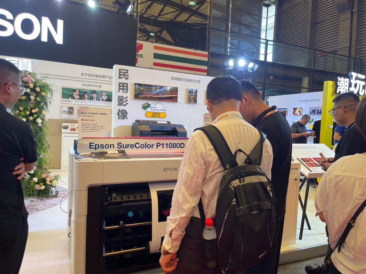 男人和女人在商店里

AI 生成的内容可能不正确。