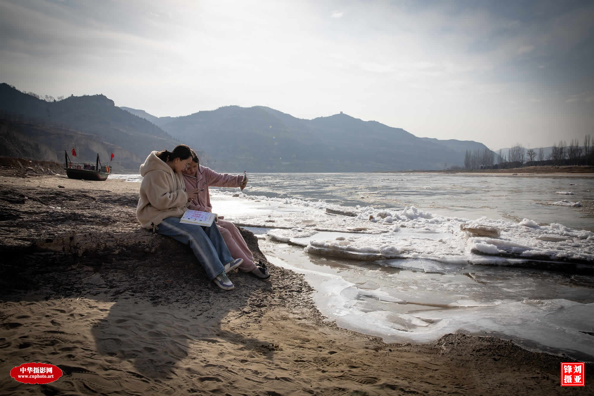 河边读书的女孩/中华摄影网2025年度《祖国的未来》作品选/山西吕梁 刘亚锋