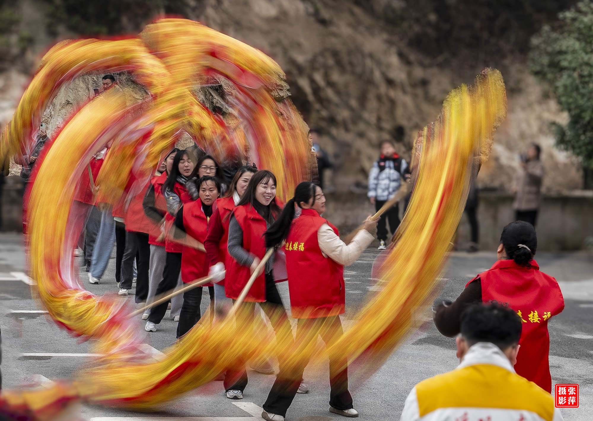 女子舞龙队/《爆竹贺新春》作品选/湖南岳阳 张萍（女）
