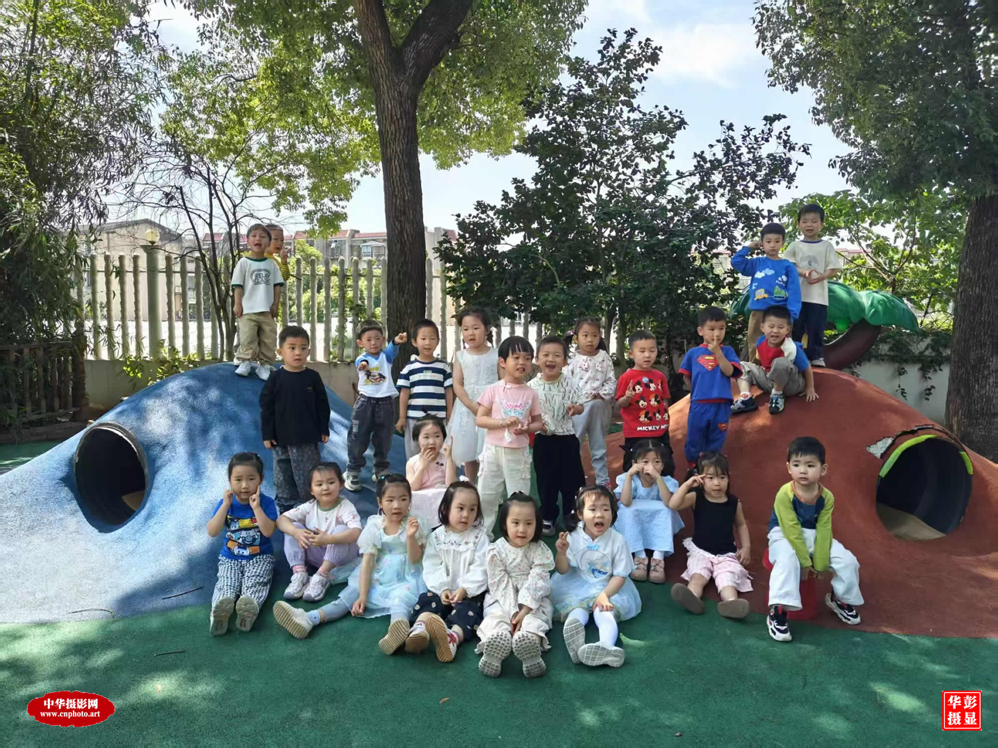 幼儿园里朋友多/中华摄影网2025年度《祖国的未来》作品选/湖南长沙 彭显华