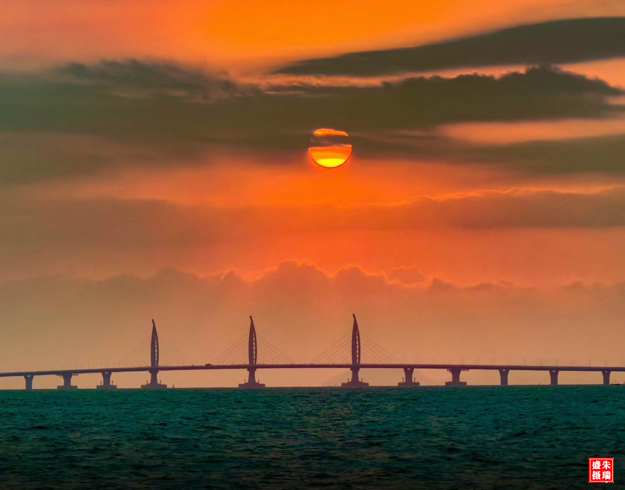 中华摄影网/《取景框里第一缕光》/全国优秀摄影家(师)作品选/20260101